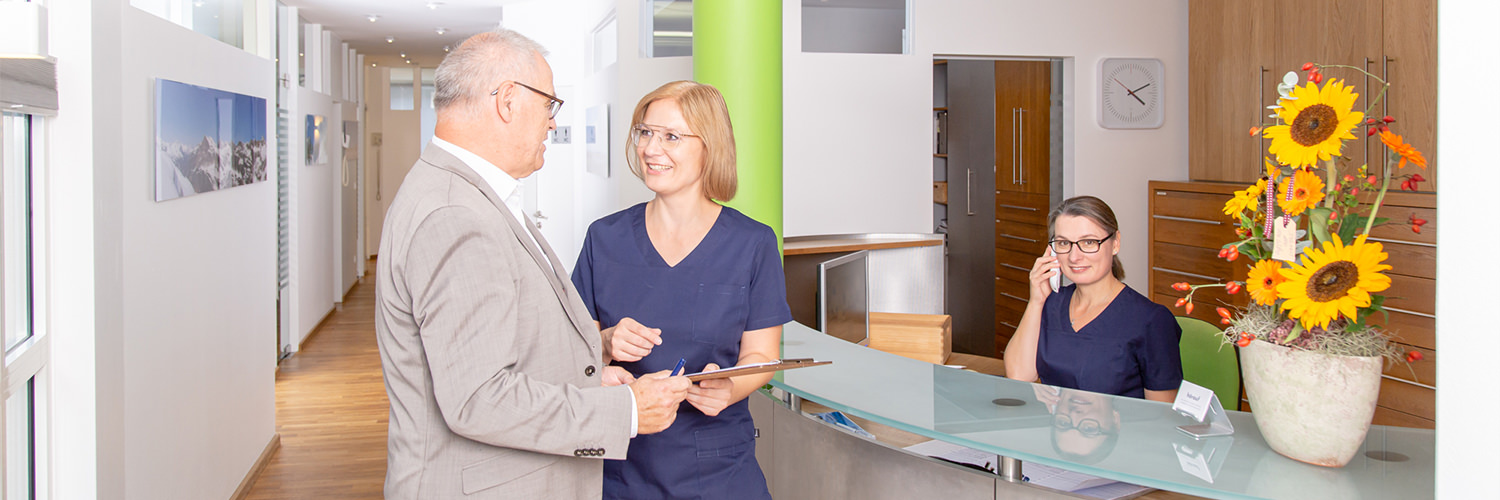 Zahnarzt Pfaffenhofen - Dr. Hörauf - an der Rezeption der Praxis