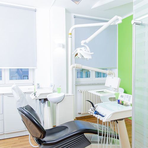 Zahnarzt Pfaffenhofen - Dr. Hörauf - Behandlungsstuhl in der Praxis